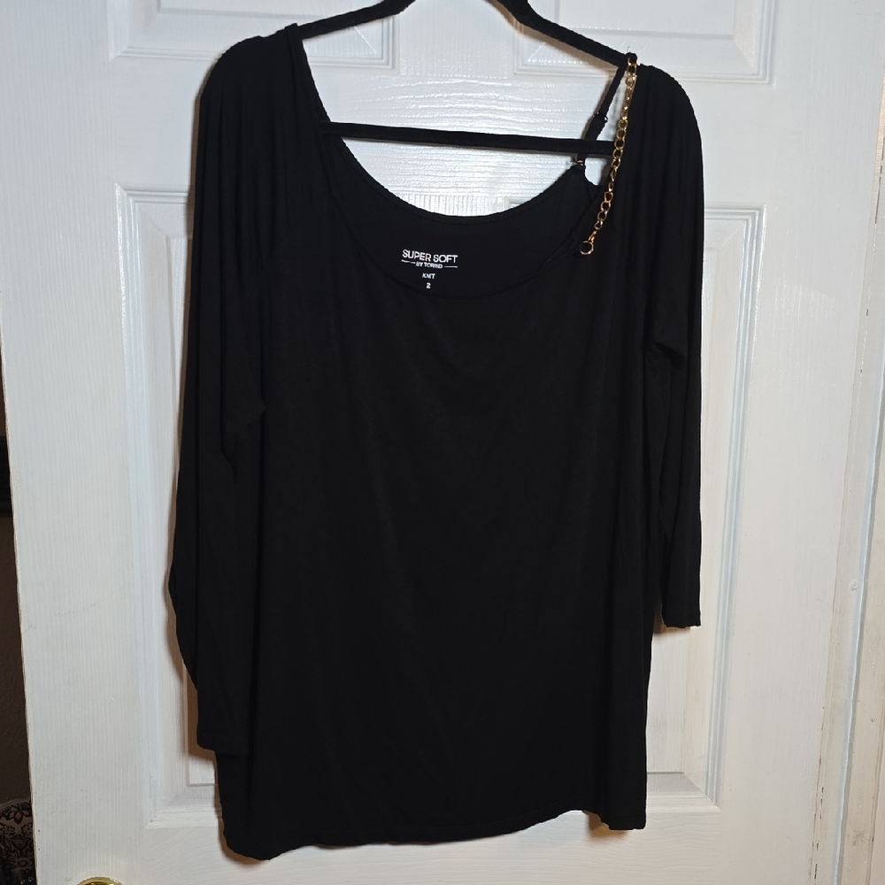 103 Torrid Womens 2 2X Elegant Black Long Sleeve Tee With Gold Chain On Shoulder - Picture 3 of 7